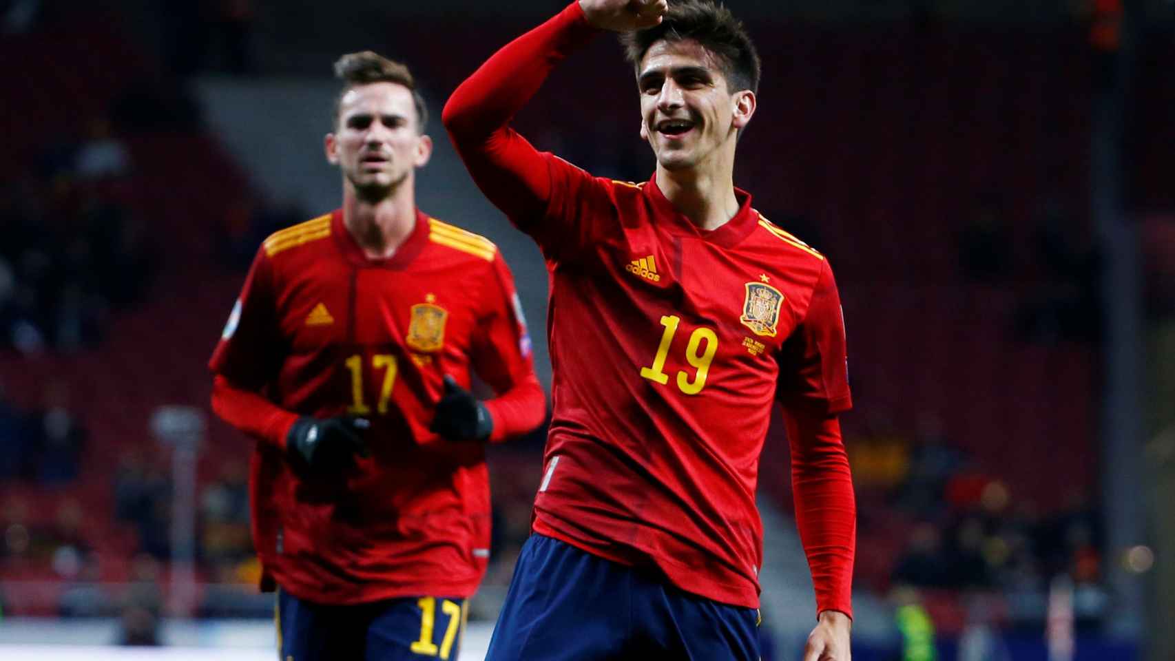 Gerard Moreno celebra un gol con la selección española