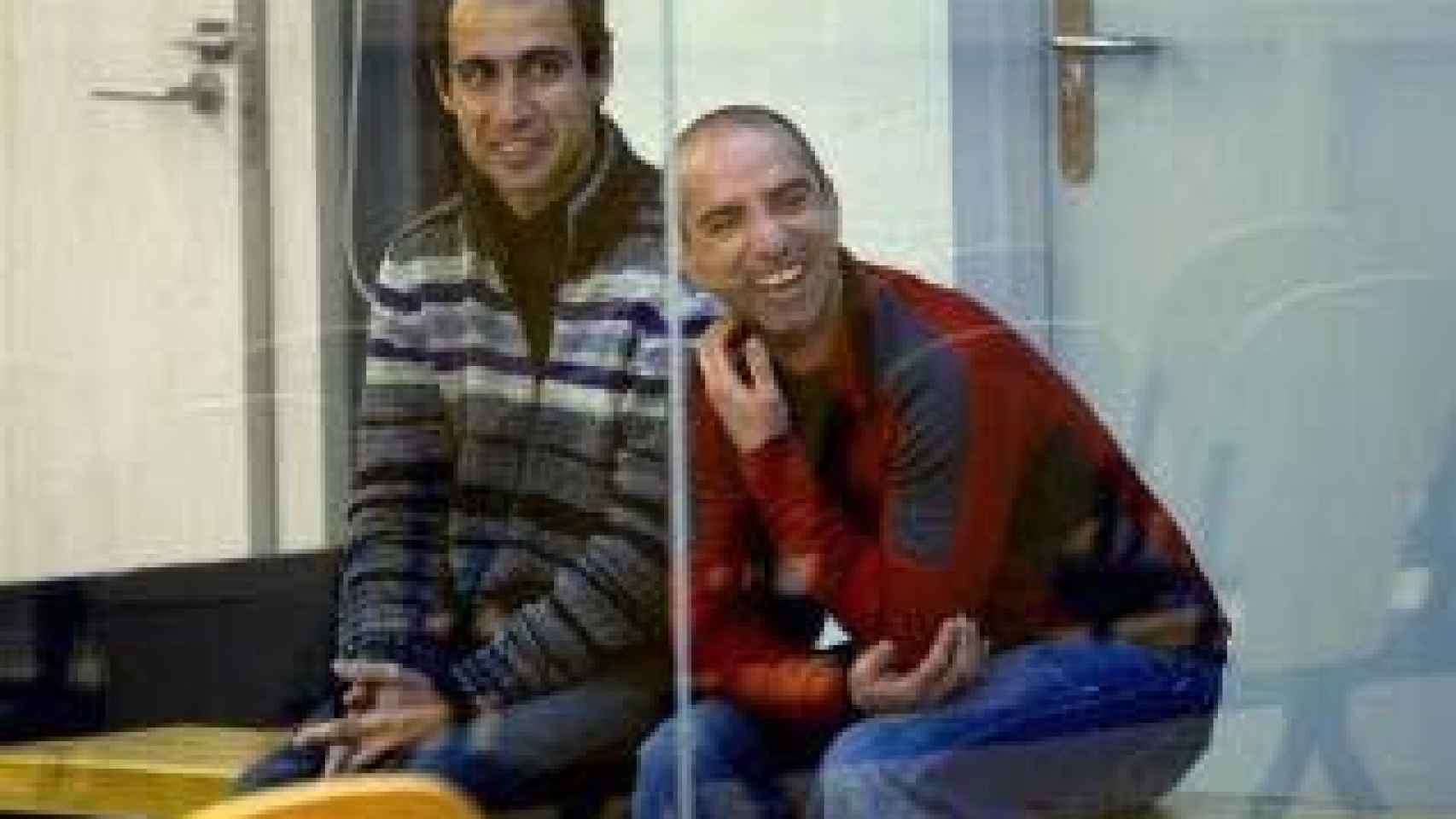 Los terroristas de ETA Oscar Zelarain y Andoni Otegi, riéndose de sus víctimas en el juicio.