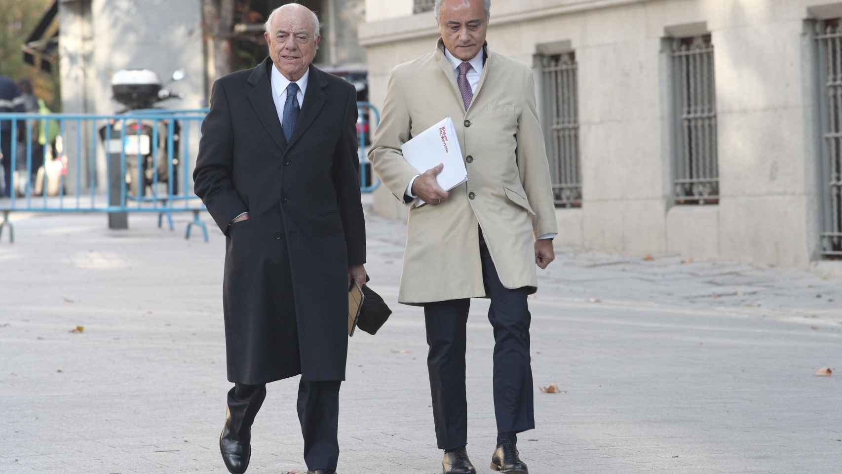 Francisco González y su abogado, Jesús Santos, a su llegada a la Audiencia Nacional./