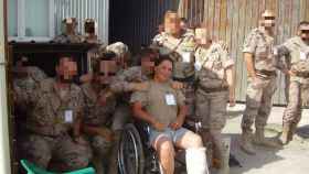 La soldado Laura, junto a sus compañeros, en Afanistán, cuando resultó herida.