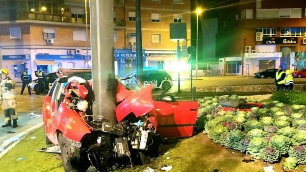 El coche chocó con gran violencia contra un poste; todo apunta a que iba a gran velocidad.