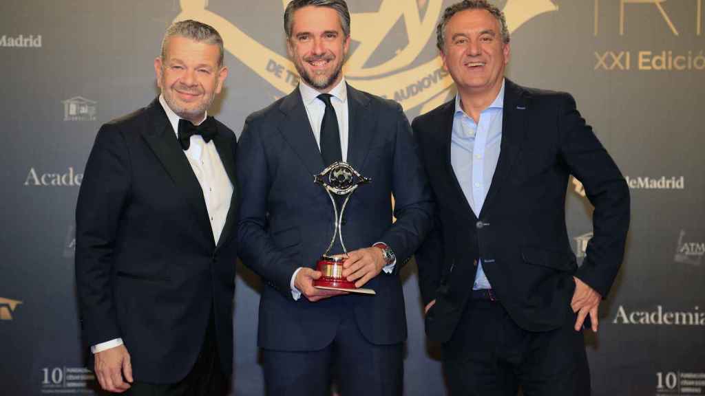 Carlos Franganillo con Alberto Chicote y Roberto Brasero, en la alfombra roja de los Premios Iris.