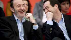 Rubalcaba y José Bono riéndose en un acto público.