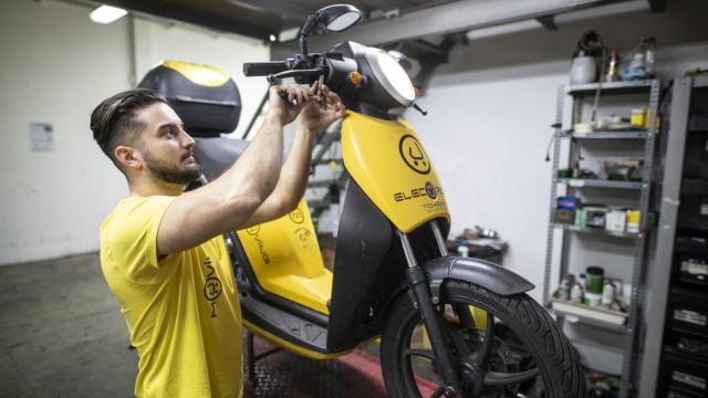 Ovidius Stroia arregla una moto en el taller de Muving.