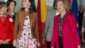 La reina emérita Sofía y la reina Letizia han asistido al rastrillo Nuevo Futuro en Madrid.
