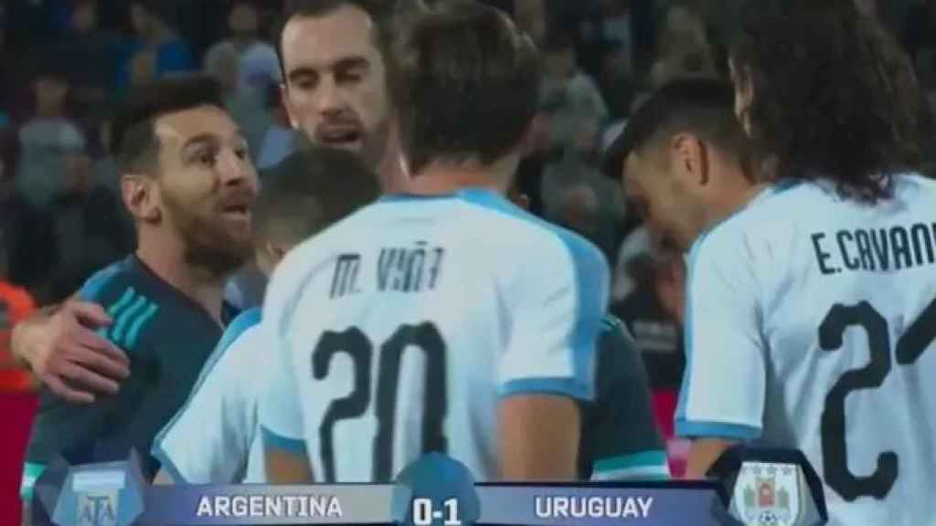 La pelea entre Messi y Cavani