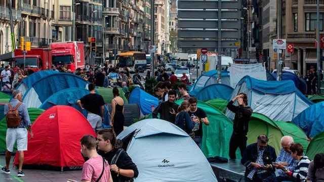 Jóvenes acampados en el centro de Barcelona