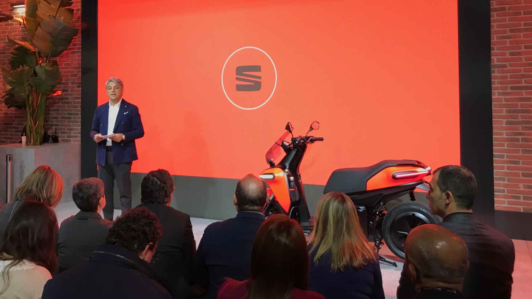 Luca de Meo, presidente de Seat, junto con la nueva motocicleta de la marca.