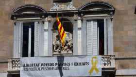 La pancarta y lazo amarillo en el Palau de la Generalitat