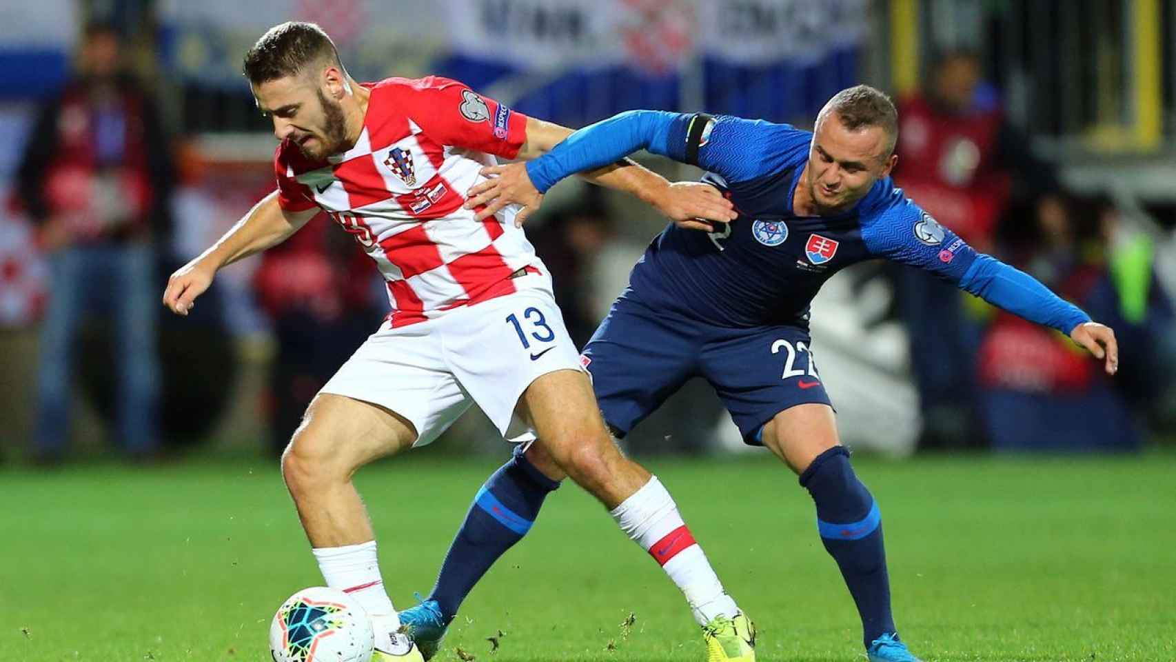 Stanislav Lobotka pelea un balón con un jugador croata durante la fase de clasificación