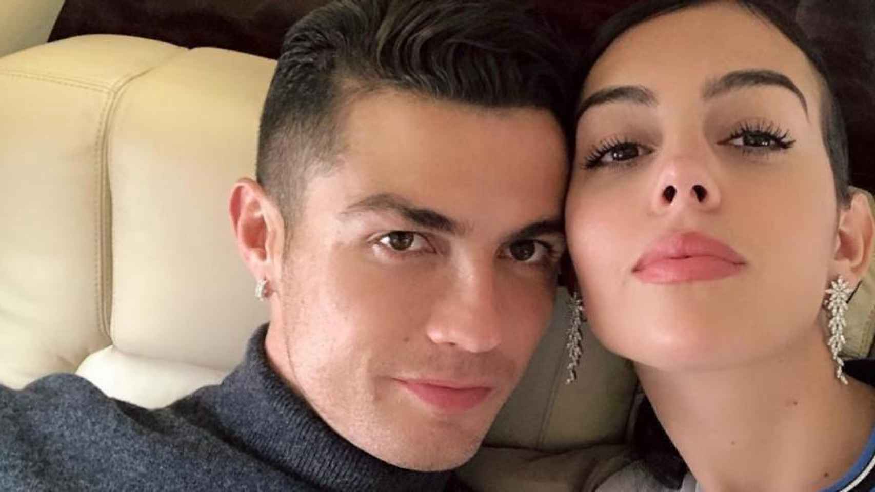 Georgina Rodríguez y Cristiano Ronaldo, en su jet privado.