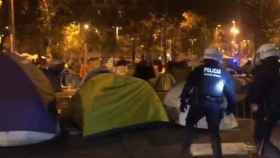 Agentes de la Guardia Urbana desaloja a los acampados en Barcelona