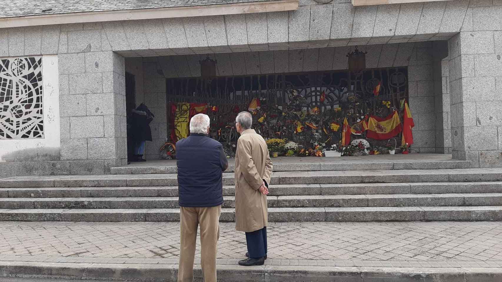 Reja del panteón de los Franco en Mingorrubio, este miércoles, con banderas y flores en recuerdo del dictador.