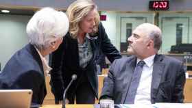 Nadia Calviño conversa con Pierre Moscovici y Christine Lagarde durante el último Eurogrupo