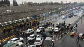 Manifestación en una autopista de Teherán en protesta por la subida del combustible