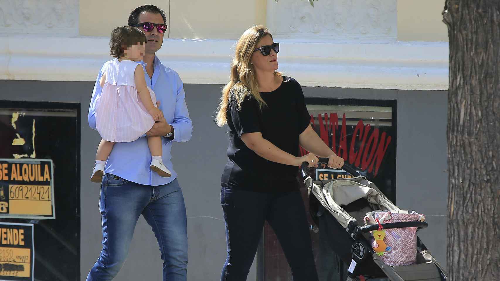 Carlota junto a su hija Alba y su marido, Carlos de la Maza, dando un paseo en 2016.