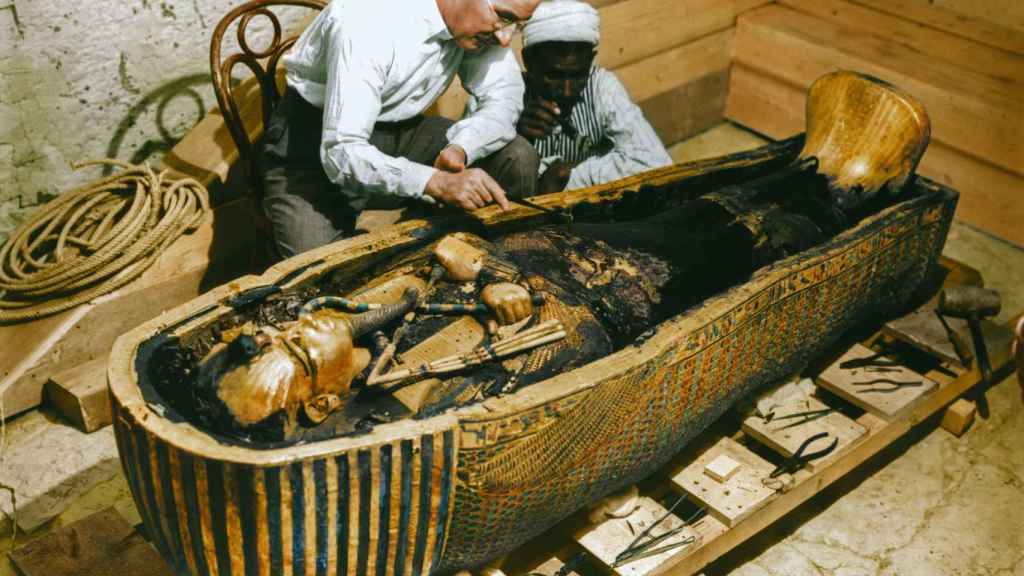 Howard Carter examinando el tercer ataúd de Tutankamón, el de oro macizo.