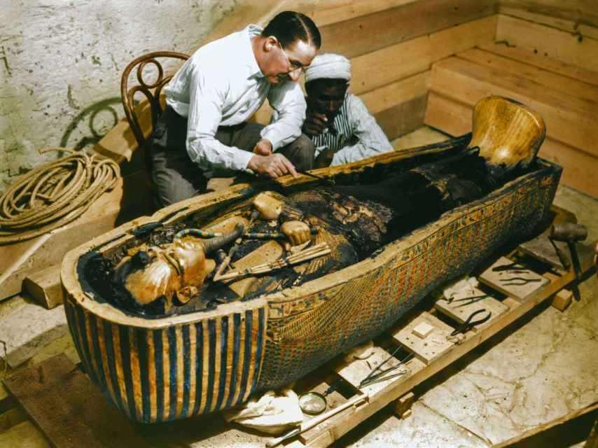 Howard Carter examinando el tercer ataúd de Tutankamón, el de oro macizo. Foto: Griffith Institute