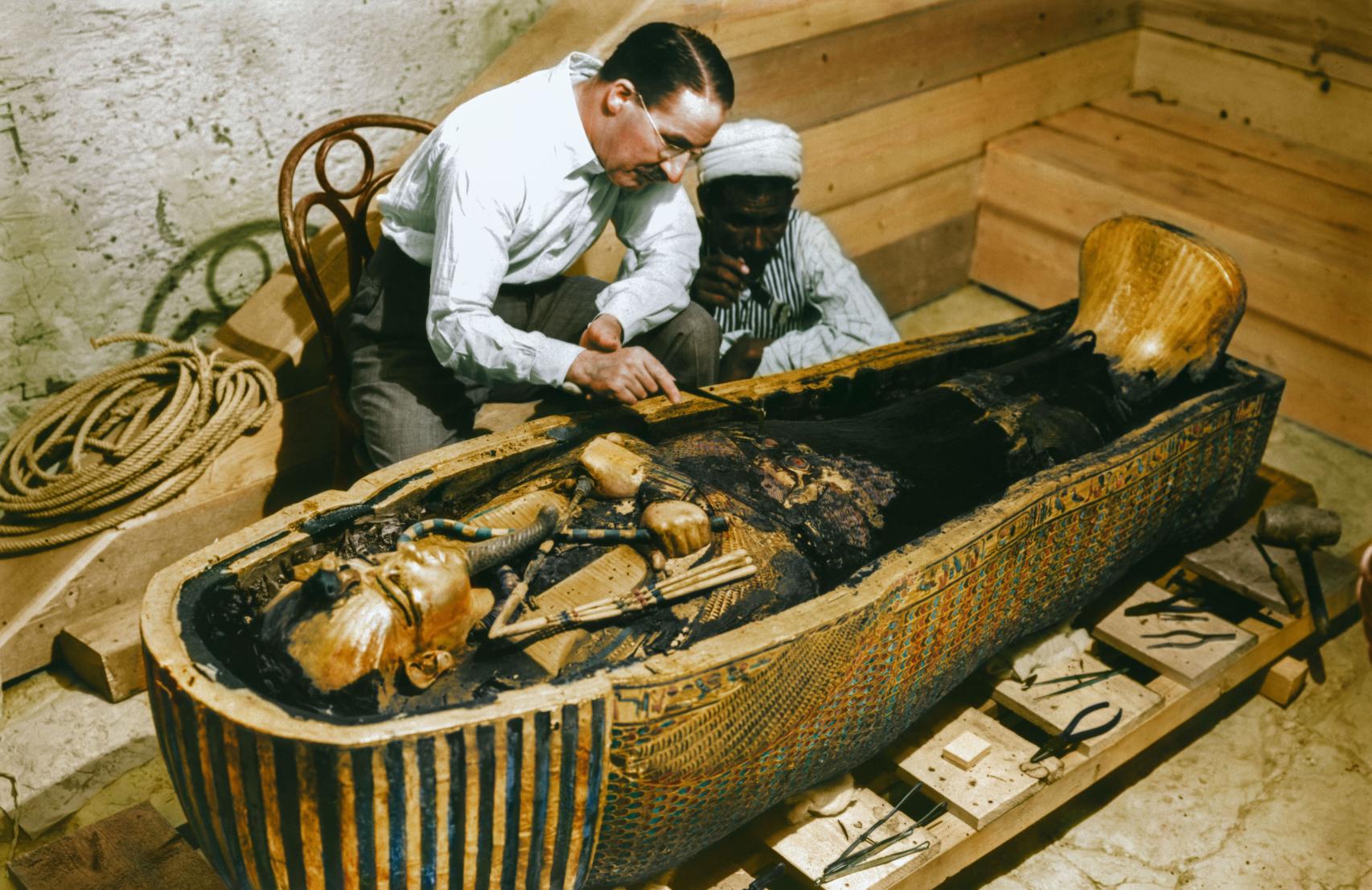 Howard Carter examinando el tercer ataúd de Tutankamón, el de oro macizo.
