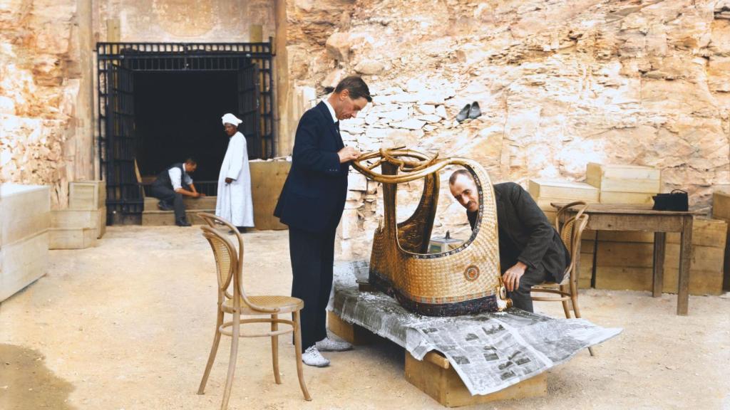 Los conservadores Arthur Mace y Alfred Lucas restaurando el carro dorado del faraón Tutankamón.