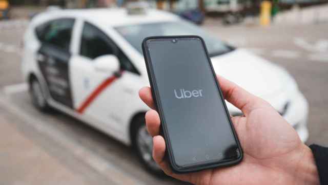 Los madrileños podrán pedir taxis desde la aplicación de Uber.