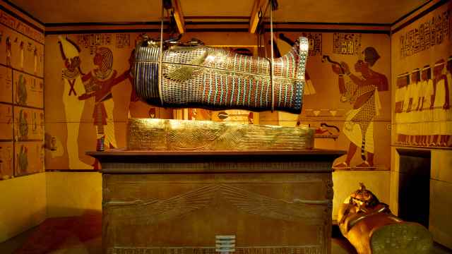 Reconstrucción de la extracción del ataúd central de Tutankamón.