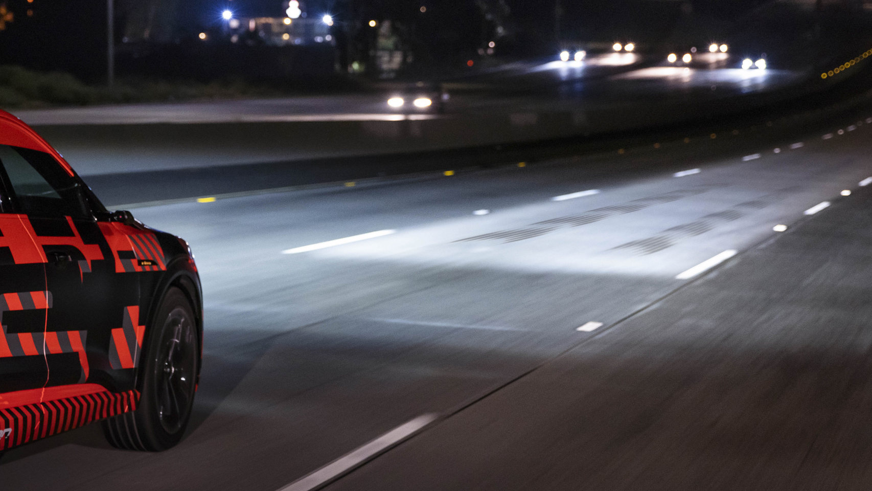 Los nuevos faros de Audi proyectan información en la carretera