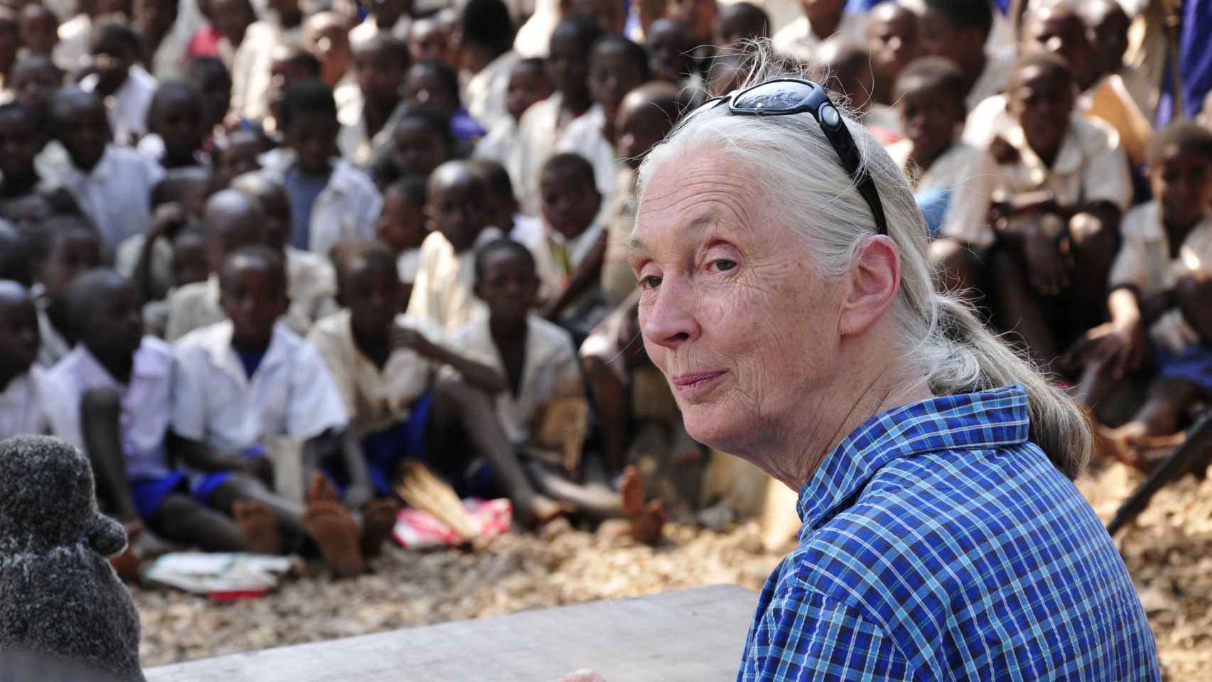 Jane Goodall durante una reunión con una comunidad tradicional africana.