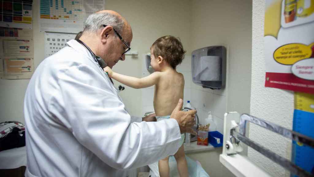 El pediatra Juan Ruiz-Canela atendiendo a un paciente en su centro de salud.