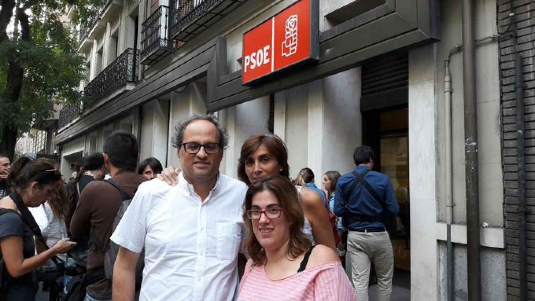 Quim Torra, junto a su mujer e hija, ambas Carola, en la sede del PSOE en Madrid.