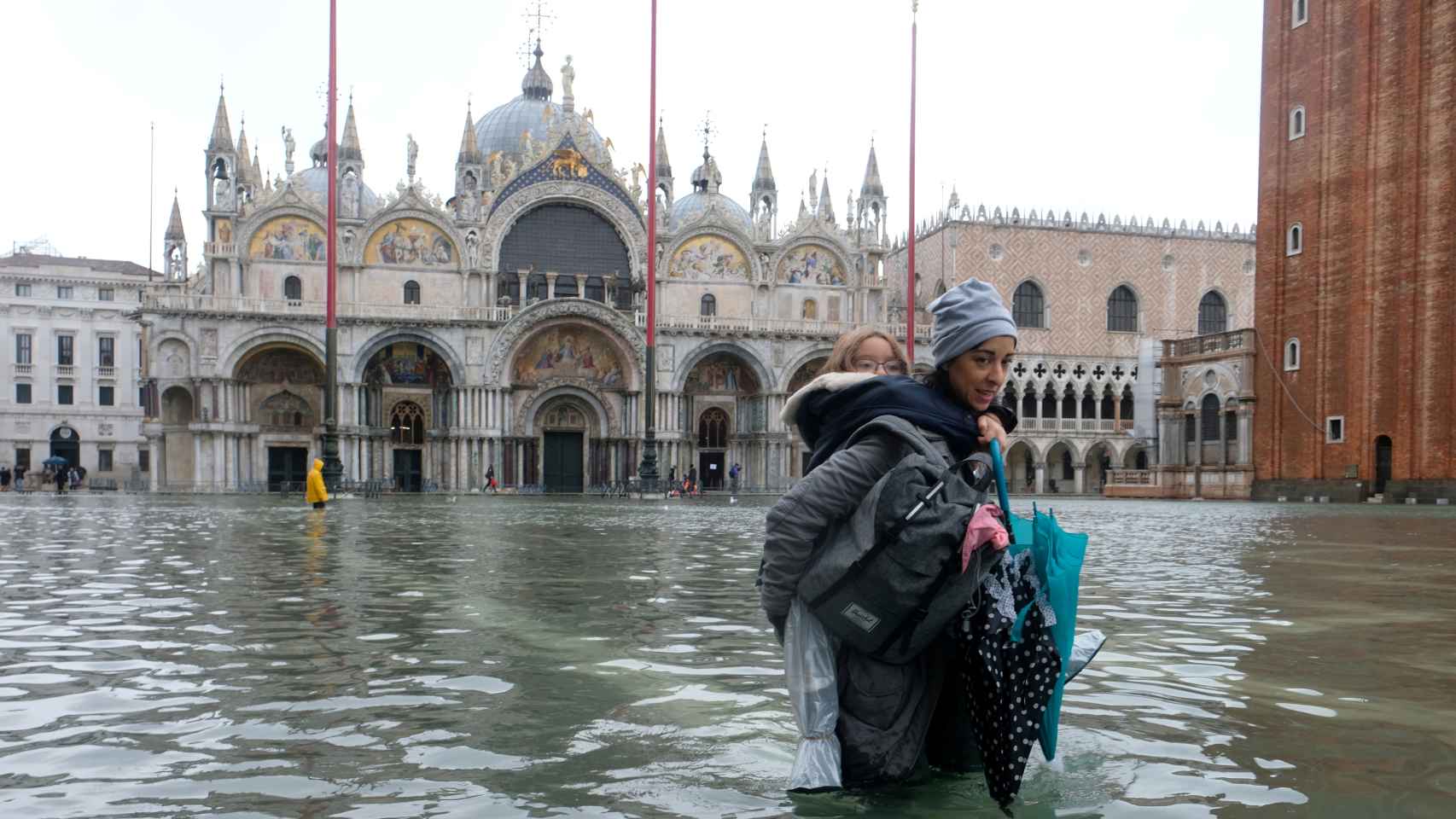Una mujer y un niño tratan de avanzar por la inundada Plaza de San Marcos, en Venecia, este noviembre.