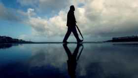 Un hombre camina este viernes por el paseo marítimo de A Coruña.