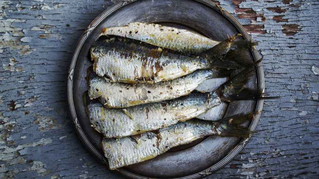 Un plato con pescado azul, una de las principales fuentes de omega 3.
