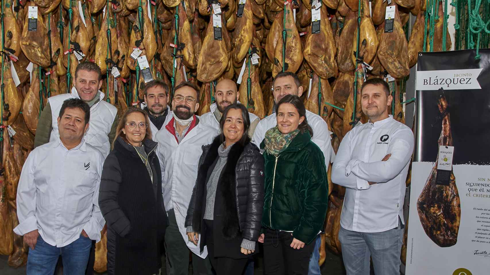 La familia Blázquez con los cinco chefs Estrellas Michelin, durante la visita en Crespos.
