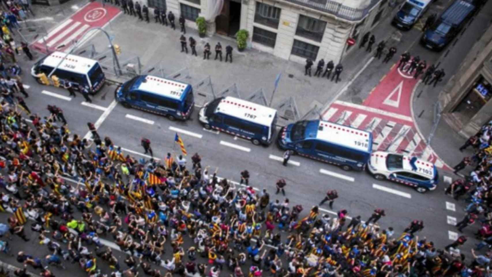 Una concentración de independentistas ante la jefatura superior de Policía de Cataluña.