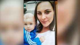 Karolina, junto a su bebé de 11 meses, en la foto difundida por la Guardia Civil.