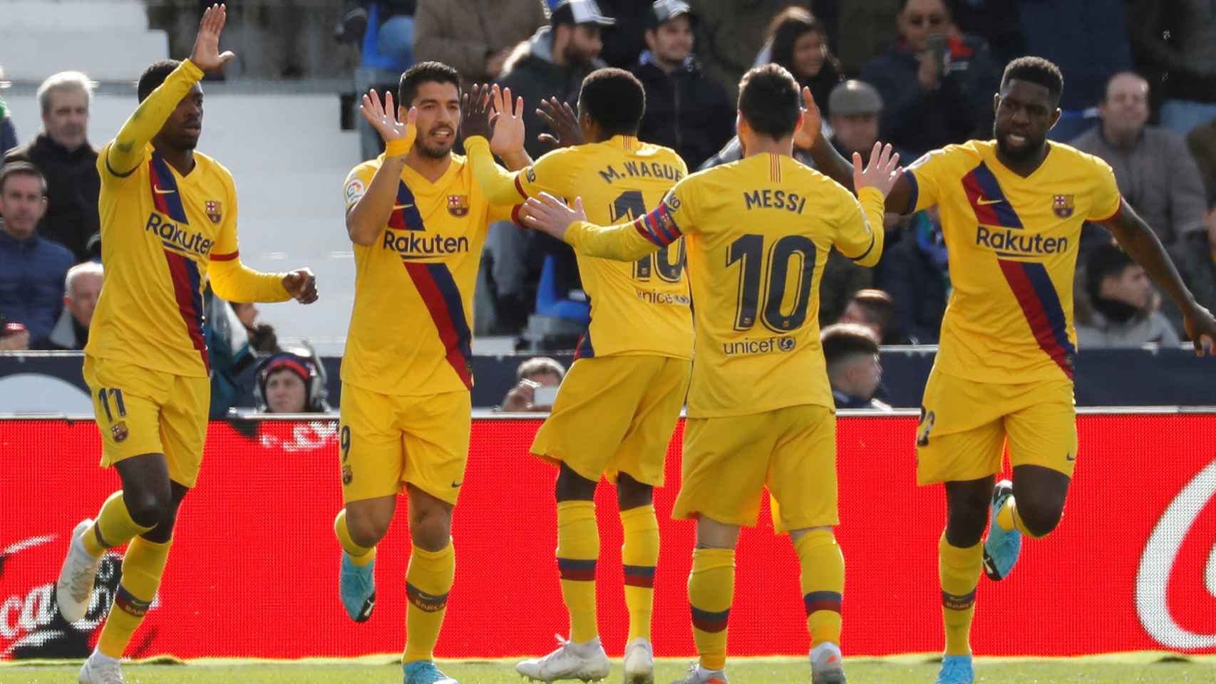 La plantilla del Barça celebra la victoria en Leganés