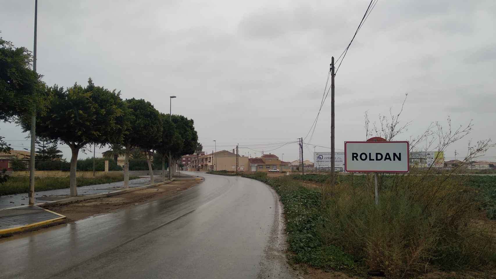 Cartel que anuncia a los forasteros que están en Roldán, una pedanía perteneciente al término municipal de Torre Pacheco.