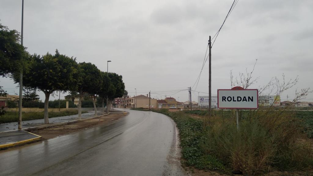 Cartel que anuncia a los forasteros que están en Roldán, una pedanía perteneciente al término municipal de Torre Pacheco.