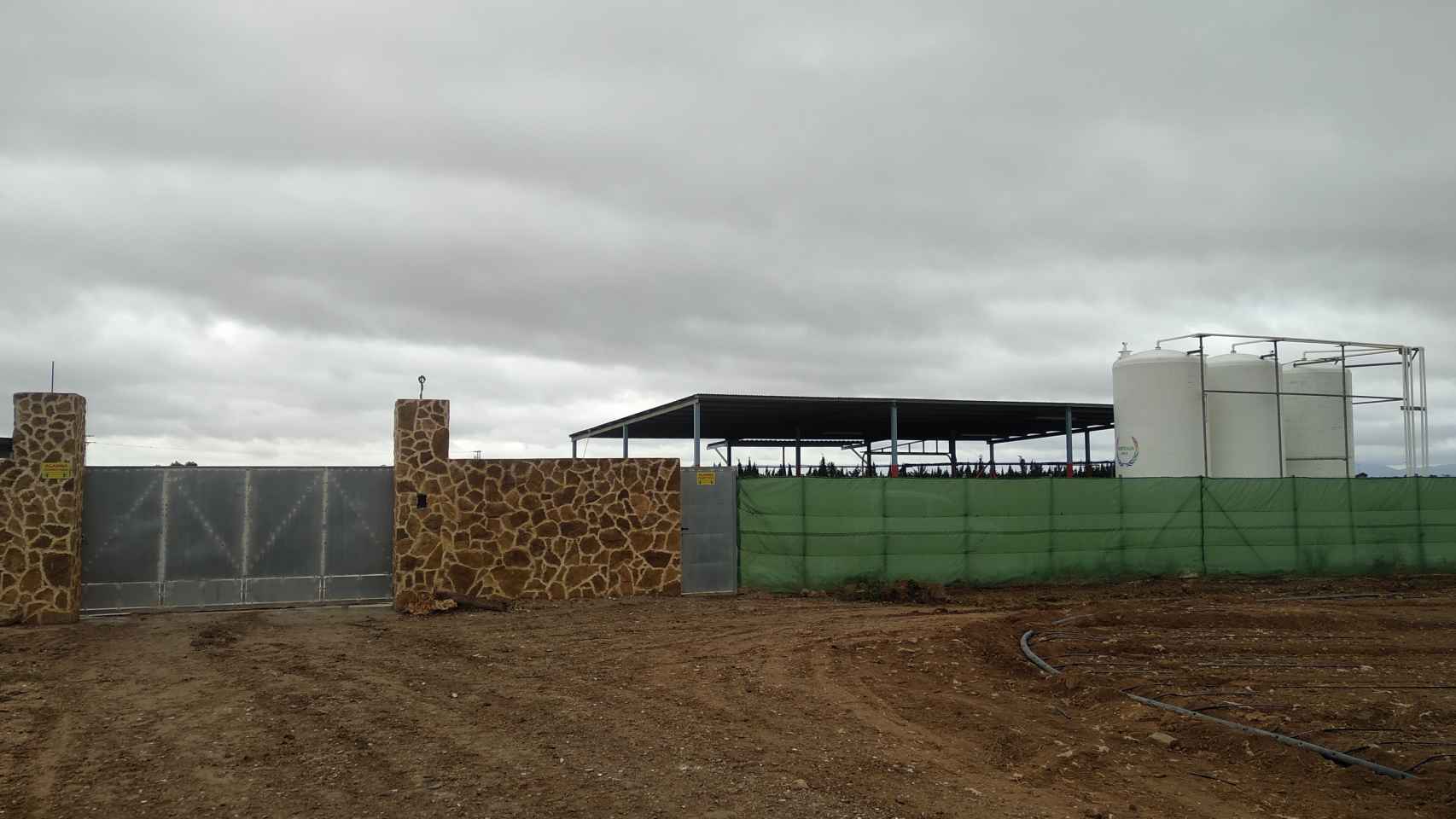 Imagen de las instalaciones de la empresa dedicada a la comercialización de abono ecológico que regenta José María en una finca agrícola situada a las afueras de Roldán.