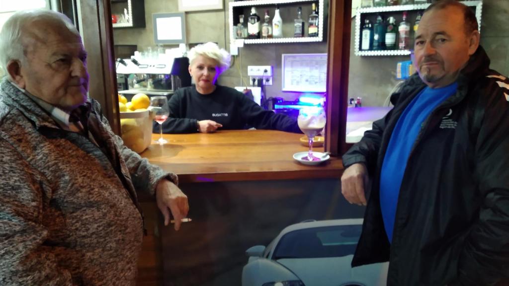 Francisco, Enma, y Antonio, en el Gastrobar Bugattis de Roldán, defendiendo la inocencia de José María, vecino de la pedanía pachequera que concursó en Gran Hermano.