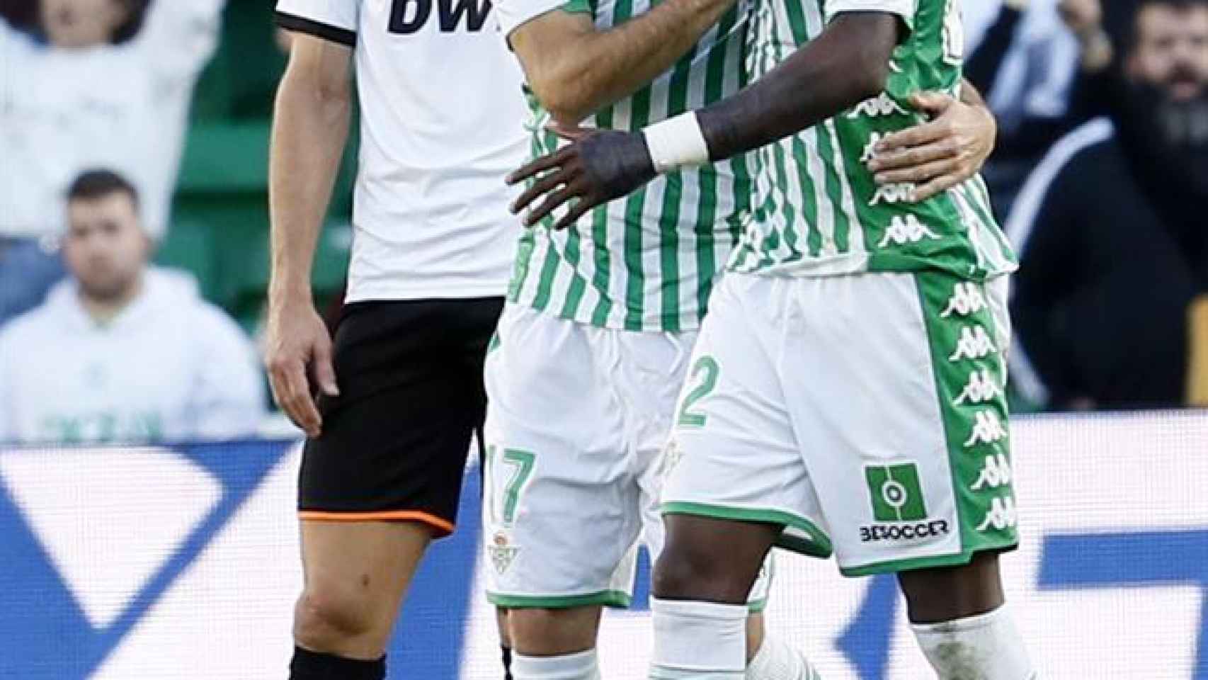 Joaquín y Emerson celebran un gol del Betis al Valencia en La Liga
