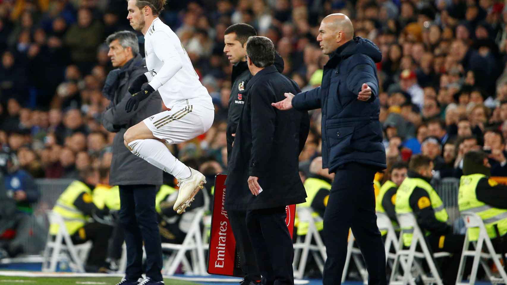 Gareth Bale calienta antes de saltar al campo
