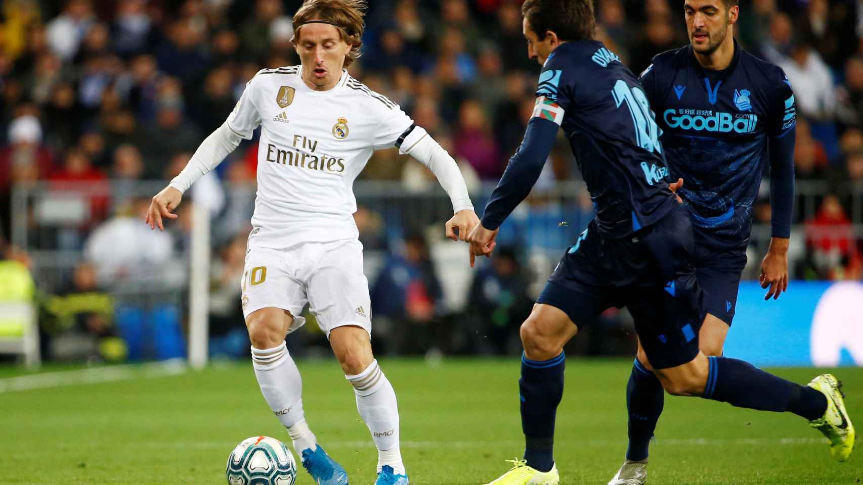 Luka Modric evita la presión de Mikel Oyarzabal