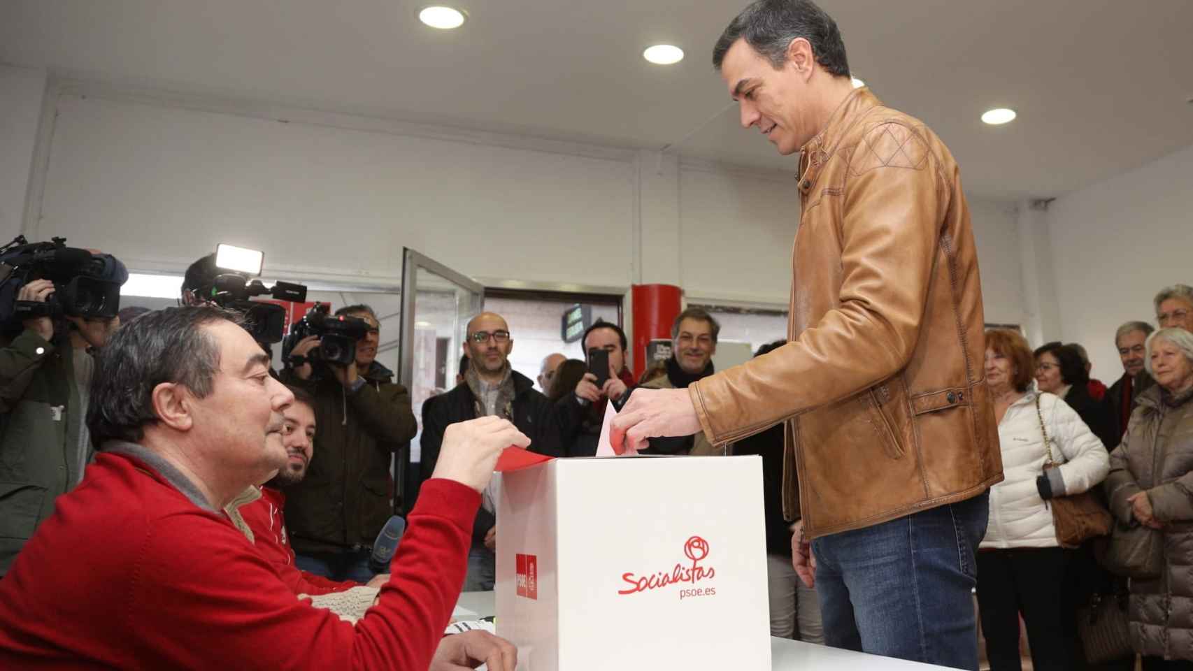 Pedro Sánchez acude a votar.