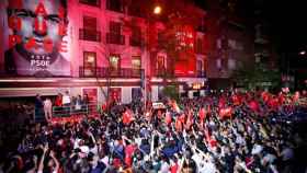 Simpatizantes del PSOE, frente a la sede del partido en Ferraz.