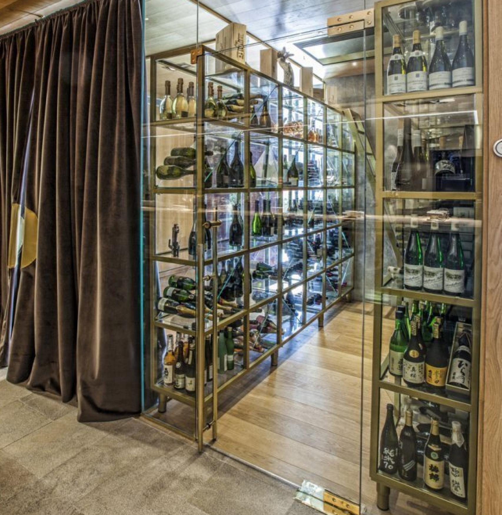 La bodega de 99 KO sushi bar es una de las más valoradas de Madrid.