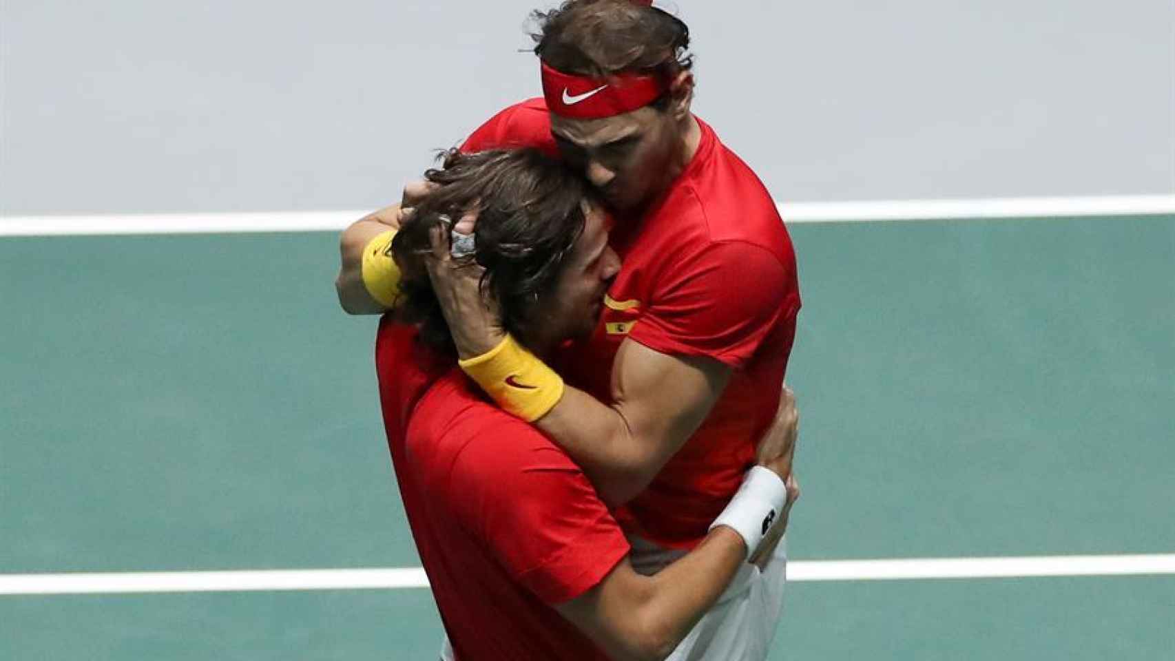 Nadal, abraza a López tras la victoria en dobles.