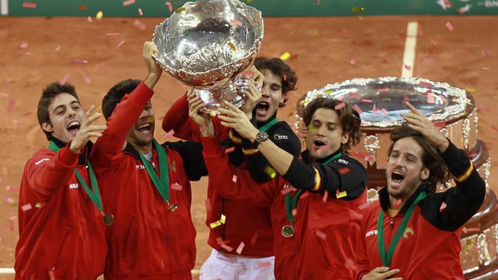 Granollers, Verdasco, Nadal, Ferrer y Feliciano celebran la Copa Davis ganada por España en 2011.