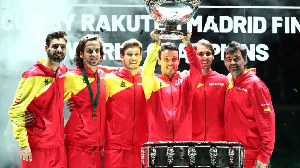 Roberto Bautista levanta la Copa Davis rodeado del equipo español